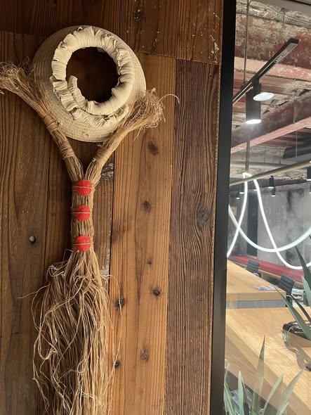 ビヨンドのオフィスを彩る造形作家shikafucoさんの作品群。