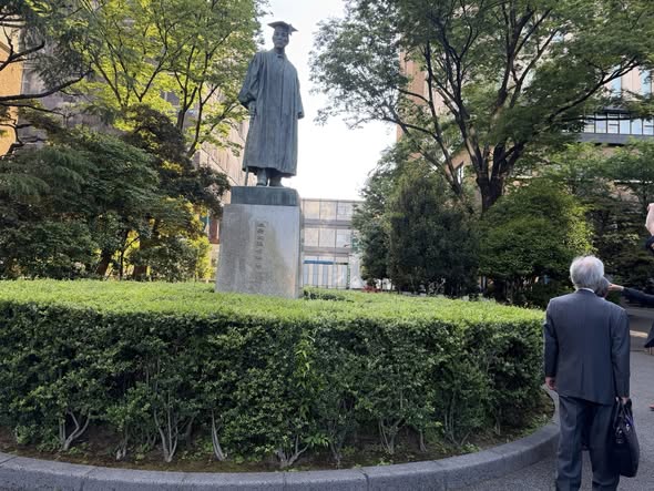 生前、当社顧問を務めていただいた早稲田大学元総長 奥島孝康先生のお墓参りと、先生の足跡を巡るショートツアーに参加してきました。